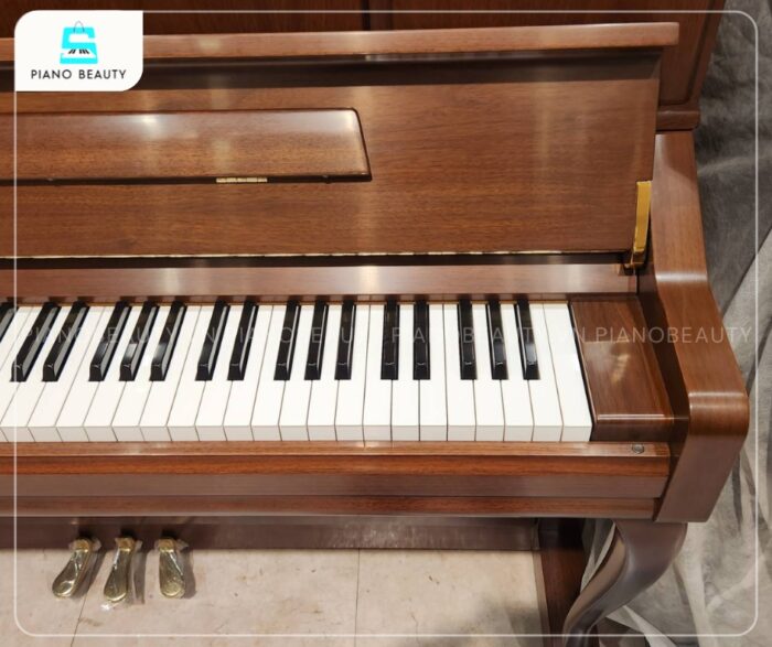 Đàn Piano Yamaha YU10WnC với WnC là viết tắt của Walnut Case, tức là vỏ gỗ óc chó