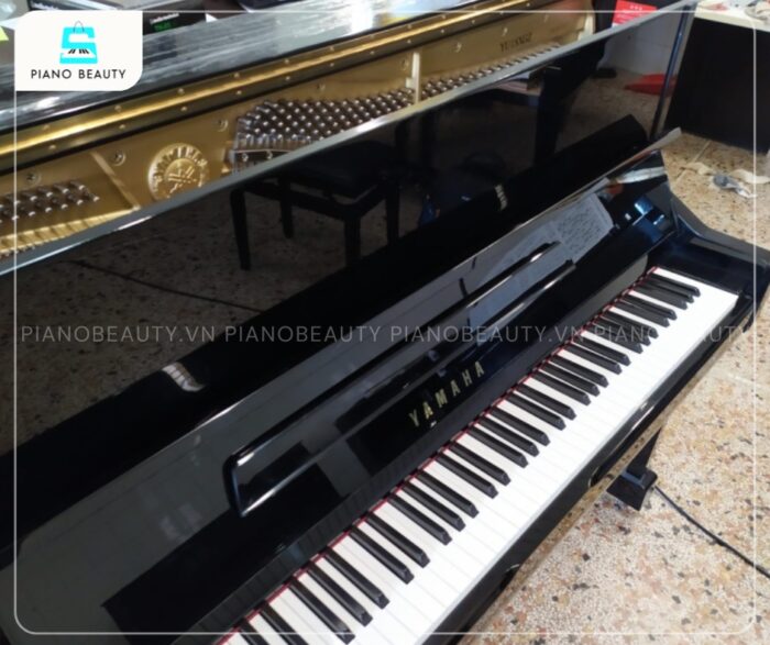 Đàn Piano Yamaha YU1SXG được hoàn thiện bằng lớp sơn bóng màu đen Ebony Polish sang trọng