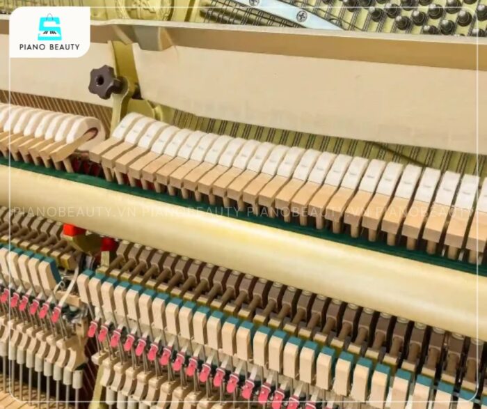Đàn Piano Yamaha YU3 có búa đàn làm từ chất liệu gỗ bọc lông cừu bền bỉ và cao cấp
