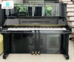 Đàn Piano Yamaha YU3 kết hợp cùng các chi tiết kim loại bằng đồng thau sáng bóng