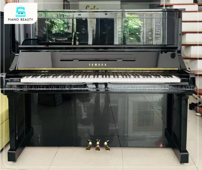 Đàn Piano Yamaha YU3 kết hợp cùng các chi tiết kim loại bằng đồng thau sáng bóng