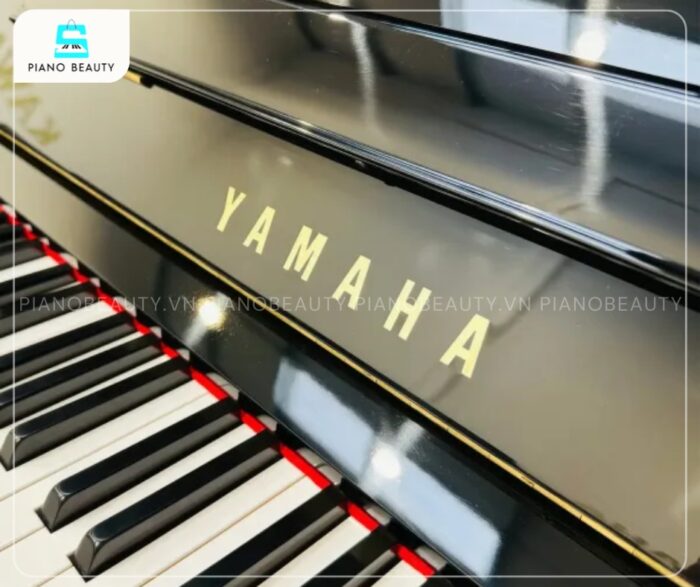 Đàn Piano Yamaha YU3 được sản xuất với chất liệu Acrylic cho phím trắng và Phenolic Resin cho phím đen