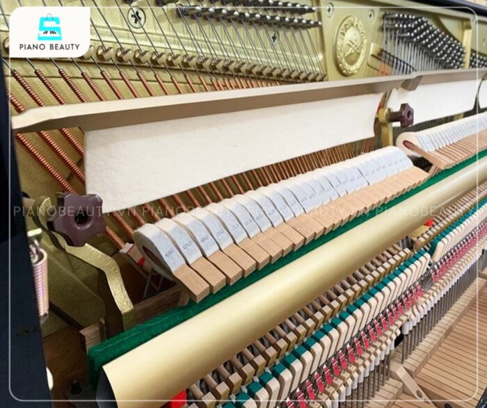 Đàn Piano Yamaha YU5 được trang bị hệ thống búa đàn làm từ lông cừu tự nhiên nén chặt