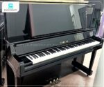 Đàn Piano Yamaha YU50 gây ấn tượng với lớp hoàn thiện màu đen bóng sang trọng