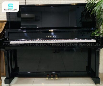 Đàn Piano Yamaha YUA mang thiết kế upright truyền thống với chiều cao ấn tượng 131cm