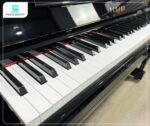 Bàn phím của Đàn Piano Yamaha YUS1 được chế tác thủ công với độ chính xác cao, đảm bảo cảm giác lướt phím mượt mà và nhạy bén