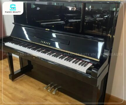 Đàn Piano Yamaha YUX với lớp sơn đen bóng được xử lý chống trầy xước