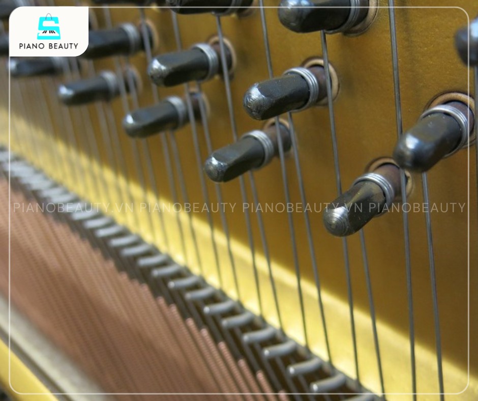 Trục giữ dây đàn chắc chắn của đàn piano Yamaha U2C