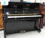 Đàn piano Yamaha UX10BL nổi bật với lớp sơn đen bóng