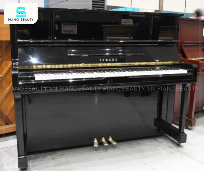 Đàn piano Yamaha UX10BL nổi bật với lớp sơn đen bóng