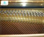 Trục giữ dây đàn chắc chắn của piano Yamaha UX30A