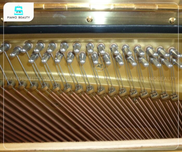 Trục giữ dây đàn chắc chắn của piano Yamaha UX30A
