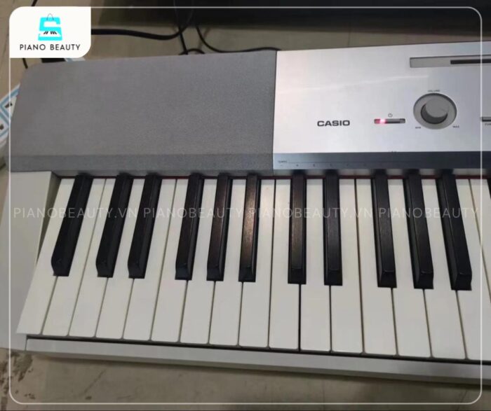 Piano Điện Casio PX150 có bế mặt phím được phủ lớp chất liệu giả ngà voi và gỗ mun