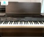Piano điện Casio PX1500GP sở hữu một diện mạo đầy tinh tế với lớp vân gỗ nâu cao cấp