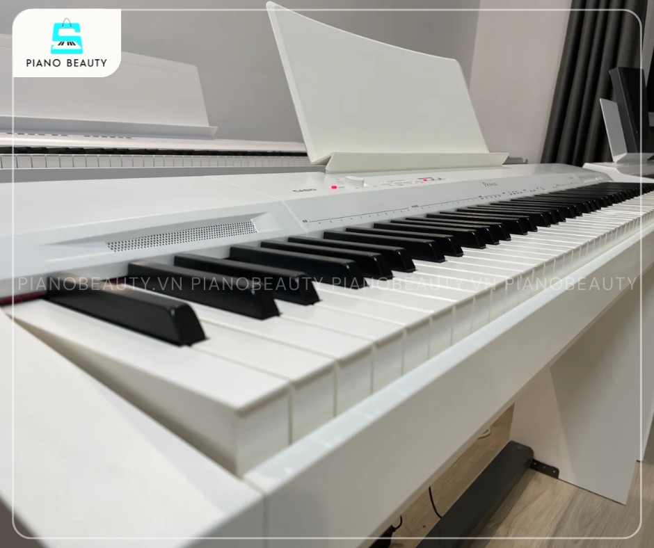 Các phím điano Điện Casio PX160 có độ nặng giảm dần từ các phím trầm đến các phím