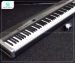 Piano Điện Casio PX300 có bàn phím không sử dụng lò xo, mang lại trải nghiệm chạm phím tự nhiên và phản hồi tốt