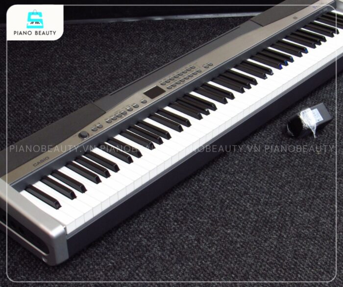 Piano Điện Casio PX300 có bàn phím không sử dụng lò xo, mang lại trải nghiệm chạm phím tự nhiên và phản hồi tốt