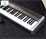 Piano Điện Casio PX300 trọng lượng nhẹ giúp người dùng dễ dàng mang theo cây đàn này đến các lớp học