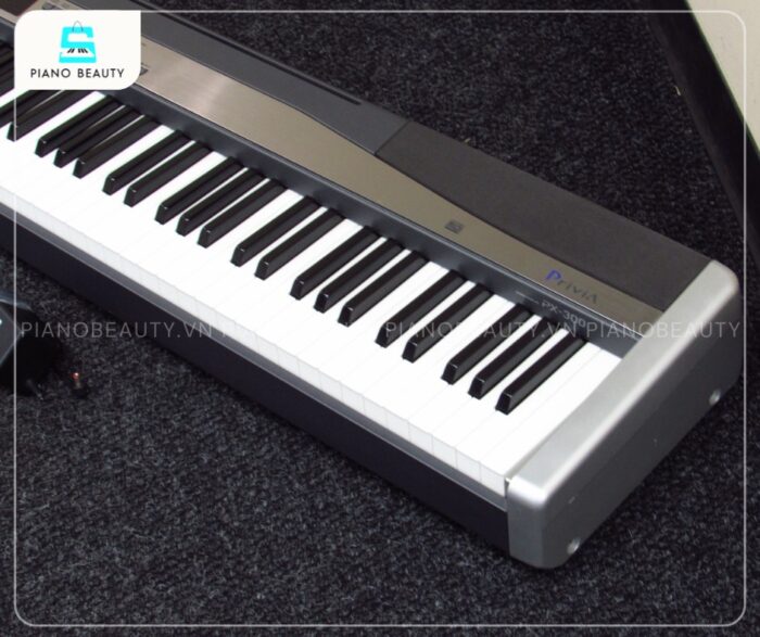 Piano Điện Casio PX300 trọng lượng nhẹ giúp người dùng dễ dàng mang theo cây đàn này đến các lớp học
