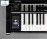Piano Điện Kawai CA901 R trang bị màn hình cảm ứng LCD 5 inch sắc nét, được tích hợp một cách tinh tế