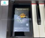 Piano điện Kawai CA99 có điểm nhấn là màn hình cảm ứng LCD 5 inch sắc nét, được đặt gọn gàng ở phía bên trái bàn phím