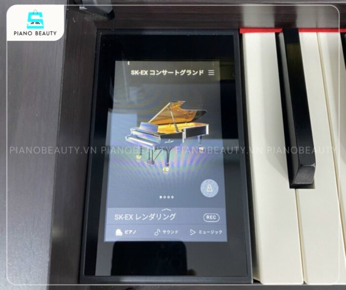 Piano điện Kawai CA99 có điểm nhấn là màn hình cảm ứng LCD 5 inch sắc nét, được đặt gọn gàng ở phía bên trái bàn phím