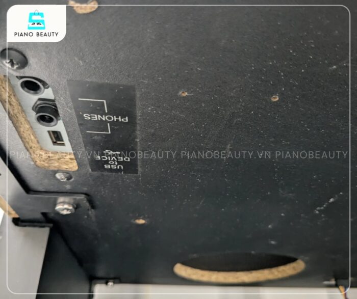 Piano Điện Kawai CN33B trang bị đầy đủ các cổng kết nối