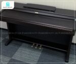 Piano điện Kawai PN250 có lớp vỏ bên ngoài thường được hoàn thiện với tông màu nâu đen vân gỗ, toát lên vẻ đẹp cổ điển và ấm áp