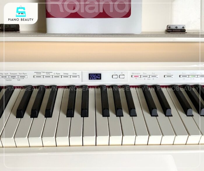 Piano điện Roland DP90S với bề mặt phím được phủ lớp vật liệu giả ngà voi