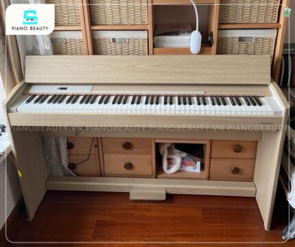 Piano điện Roland F701 có những đường nét được tối giản, bo tròn mềm mại, tạo nên một vẻ ngoài vừa sang trọng vừa hợp thời