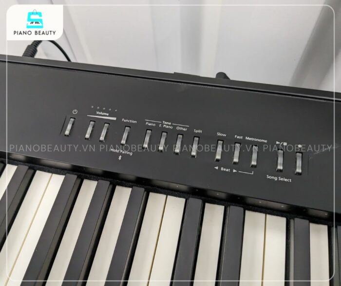 Bảng điều khiển của piano điện Roland FP30X