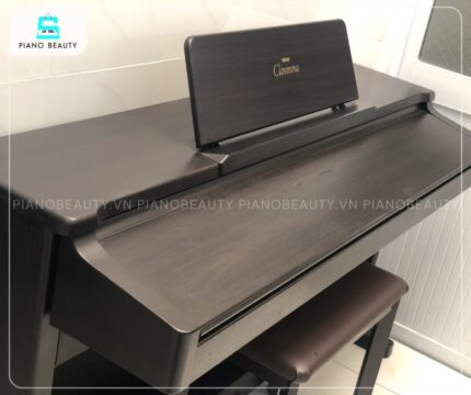 Piano điện Yamaha CLP133 mang nét đẹp cổ điển, sang trọng với sắc nâu đen vân gỗ