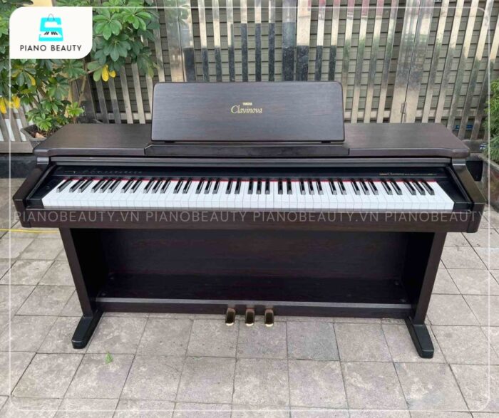 Piano điện Yamaha CLP 133 thiết kế thanh lịch với màu nâu gỗ
