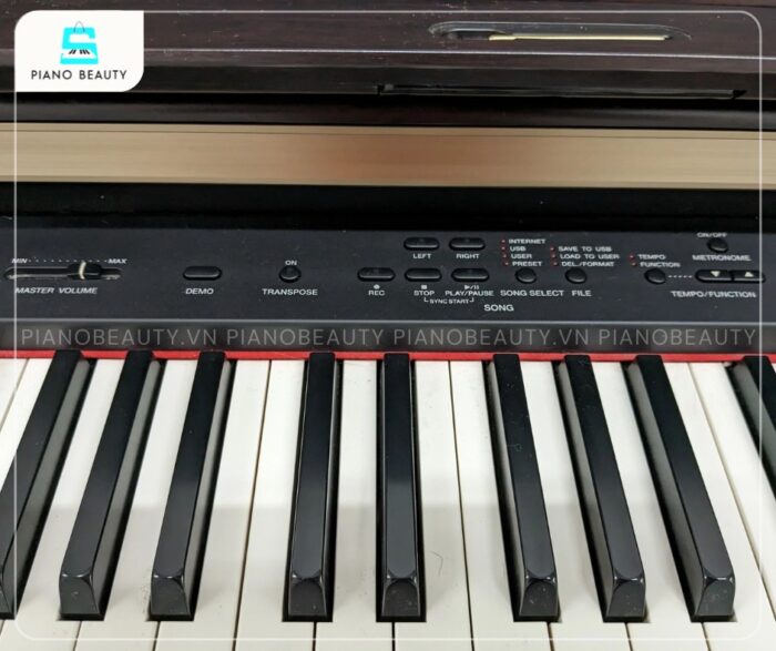 Bảng điều khiển của đàn piano Yamaha CLP370