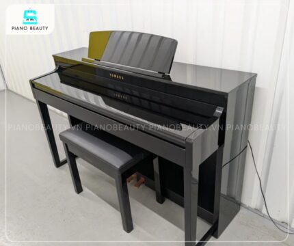 Đàn piano Yamaha CLP470 thiết kế sang trọng với màu đen bóng