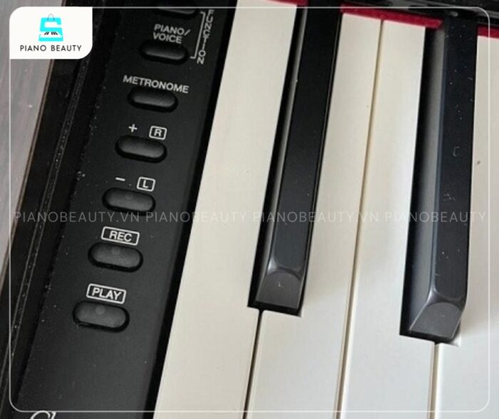 Một phần bảng điều khiển của đàn piano Yamaha CLP625