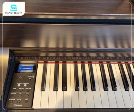 Bảng điều khiển của piano Yamaha CLP675 WA