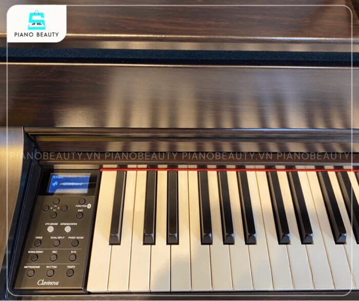Bảng điều khiển của piano Yamaha CLP675 WA