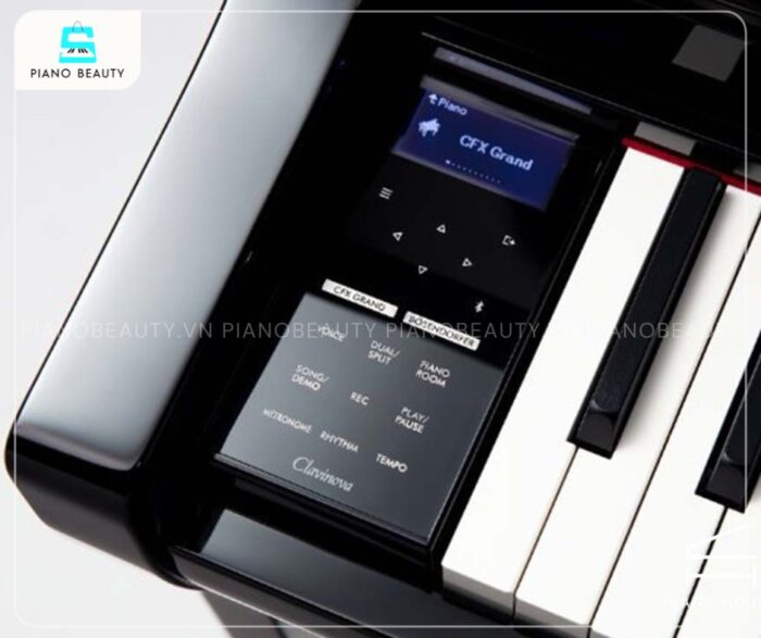 Bảng điều khiển và màn hình hiển thị của piano điện Yamaha CLP765