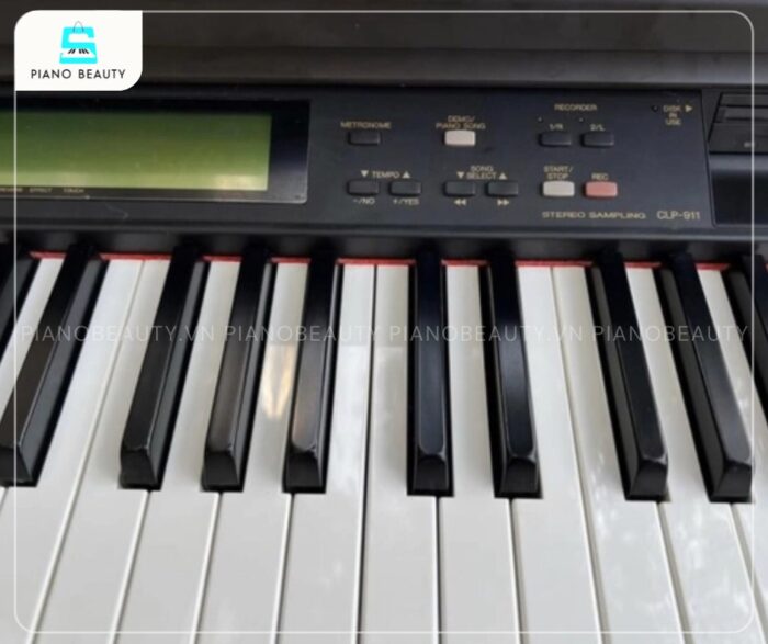 Bảng điều khiển của đàn piano điện Yamaha CLP911