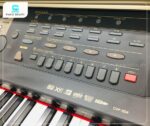 Bảng điều khiển của piano điện Yamaha CVP204