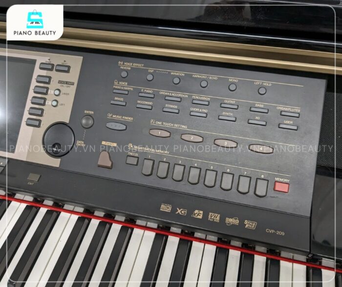 Bảng điều khiển tiện lợi của piano điện Yamaha CVP209