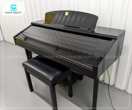 Piano điện Yamaha CVP701 nổi bật với màu đen bóng sang trọng