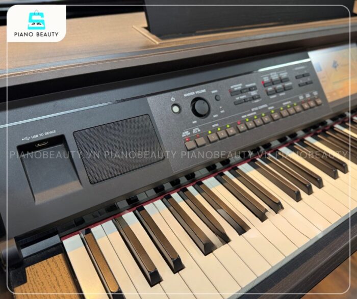 Bảng điều khiển của piano điện Yamaha CVP709