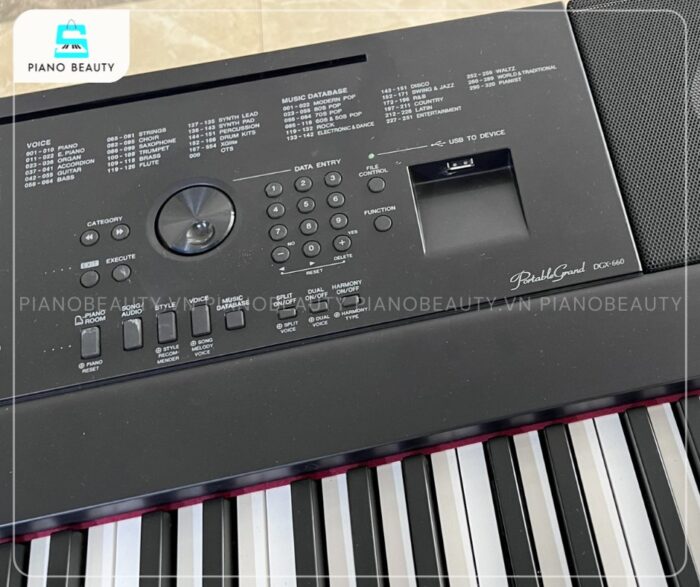 Bảng điều khiển của piano điện Yamaha DGX660