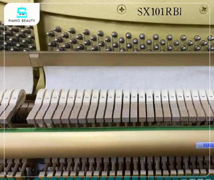 Trục giữ dây đàn chắc chắn của piano Yamaha SX101RBL